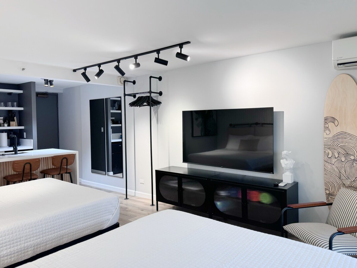 Modern Boutique-Central Waikiki Studio-Pool View
