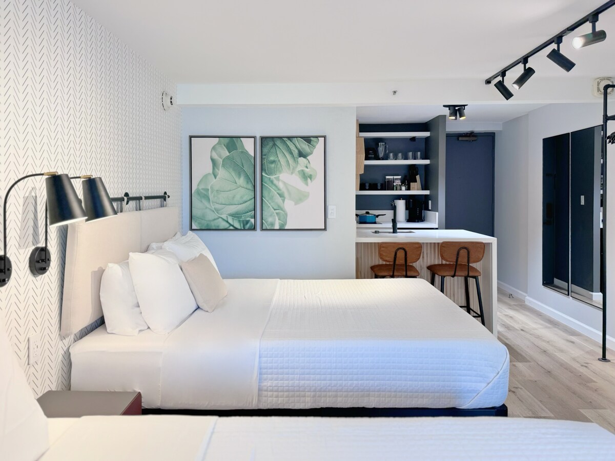 Modern Boutique-Central Waikiki Studio-Pool View