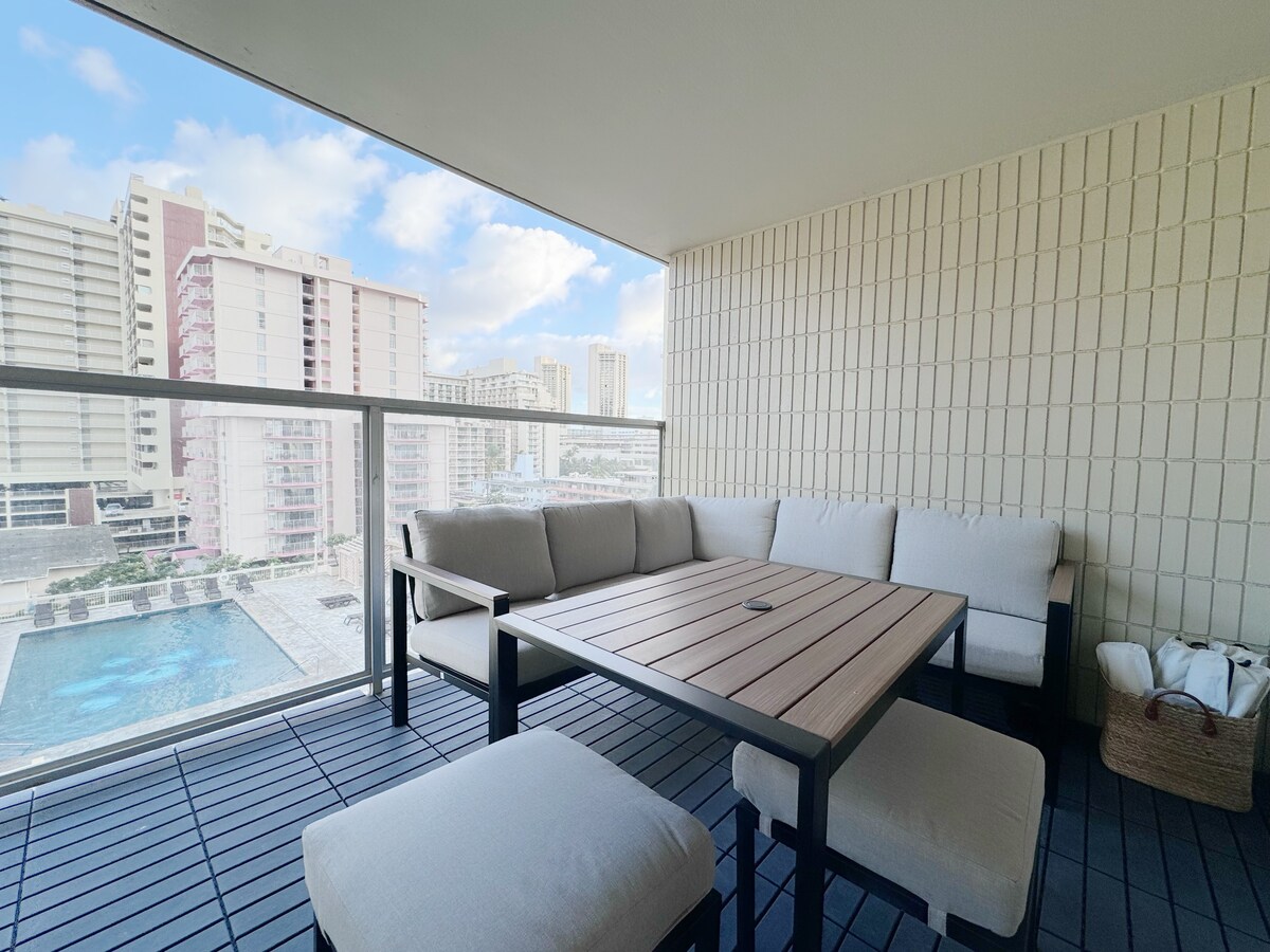 Modern Boutique-Central Waikiki Studio-Pool View
