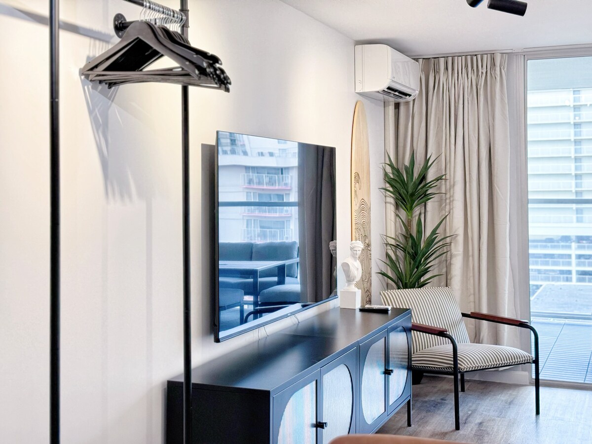 Modern Boutique-Central Waikiki Studio-Pool View