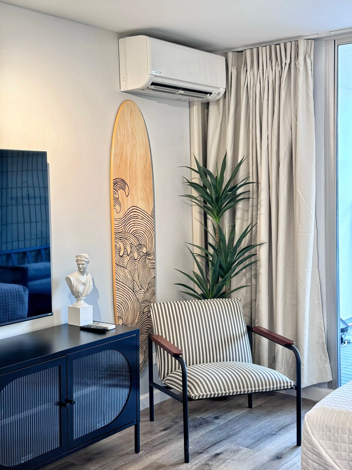 Modern Boutique-Central Waikiki Studio-Pool View
