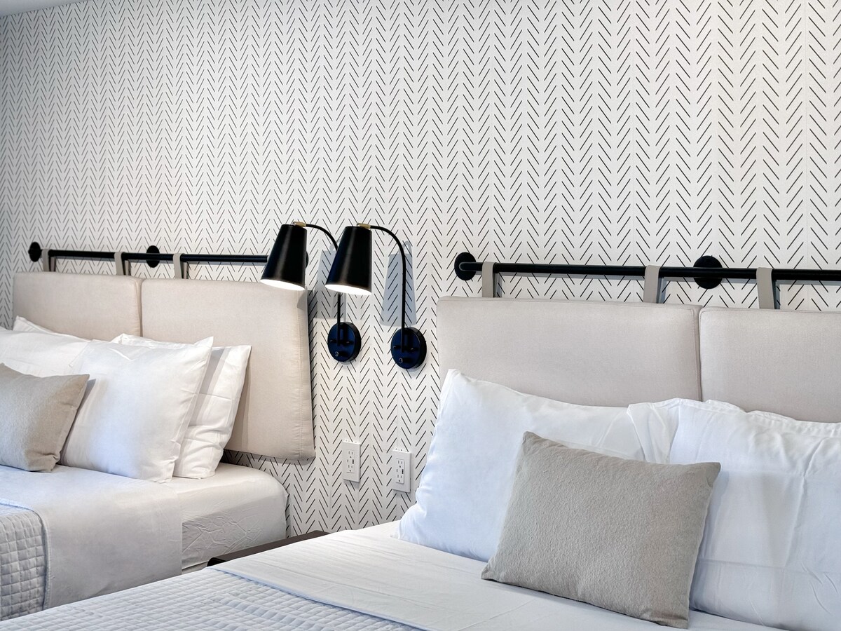 Modern Boutique-Central Waikiki Studio-Pool View