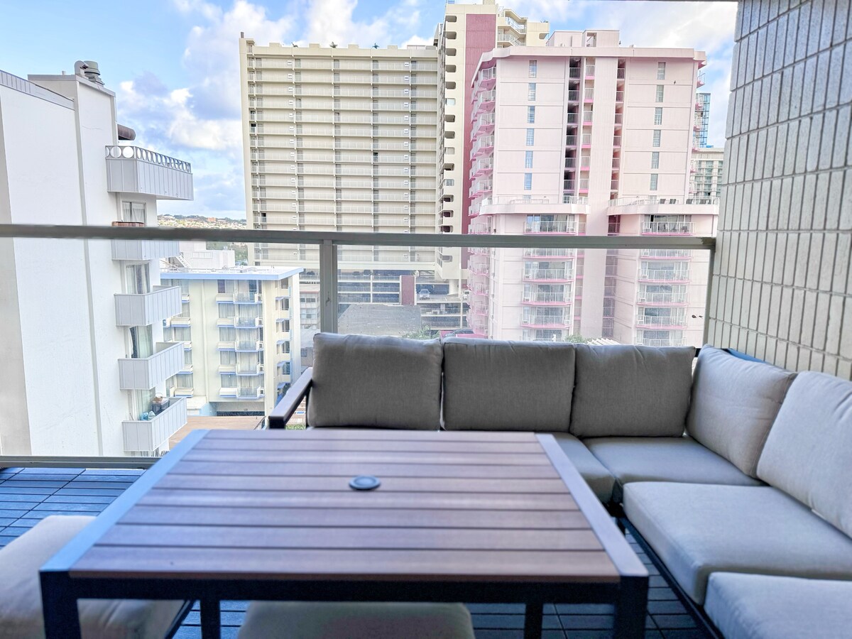 Modern Boutique-Central Waikiki Studio-Pool View