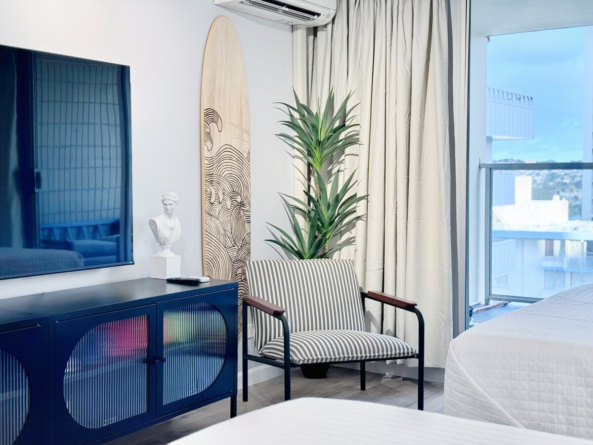 Modern Boutique-Central Waikiki Studio-Pool View