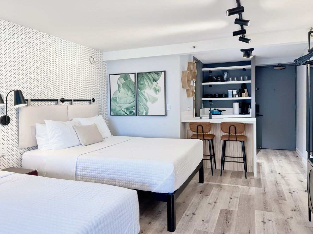 Modern Boutique-Central Waikiki Studio-Pool View