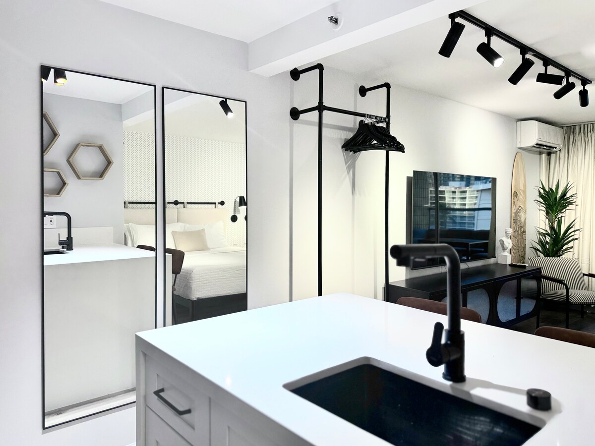 Modern Boutique-Central Waikiki Studio-Pool View