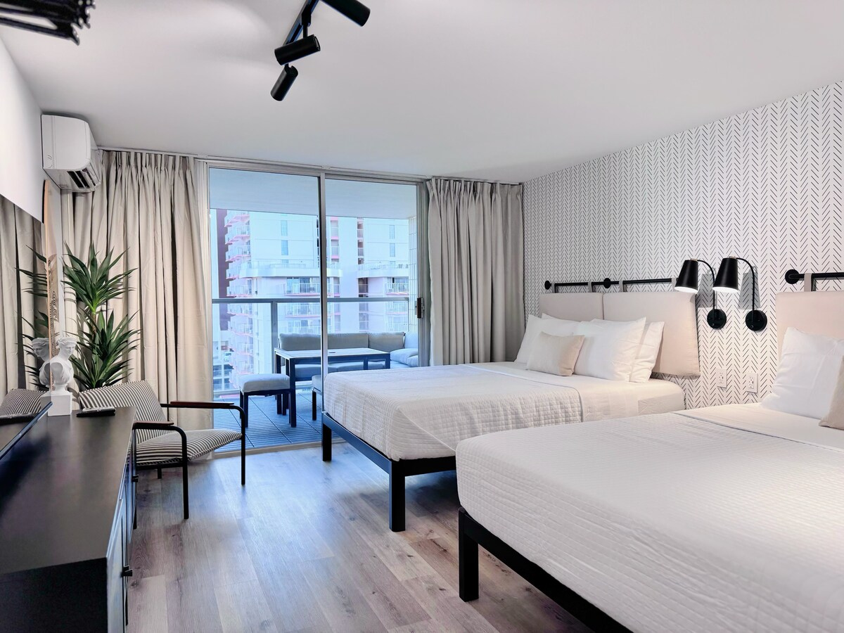 Modern Boutique-Central Waikiki Studio-Pool View