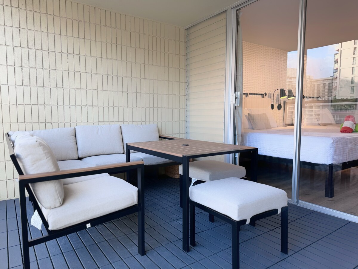 Modern Boutique-Central Waikiki Studio-Pool View
