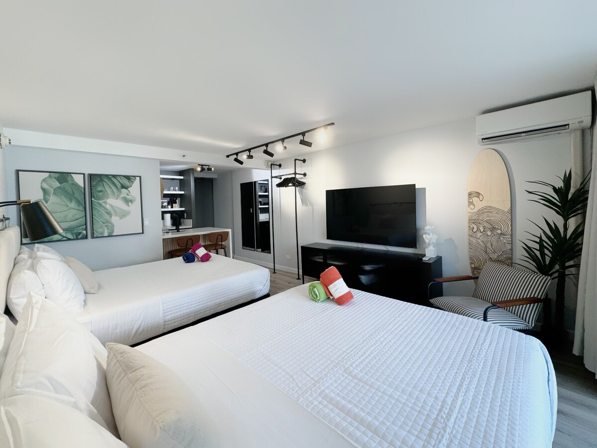 Modern Boutique-Central Waikiki Studio-Pool View