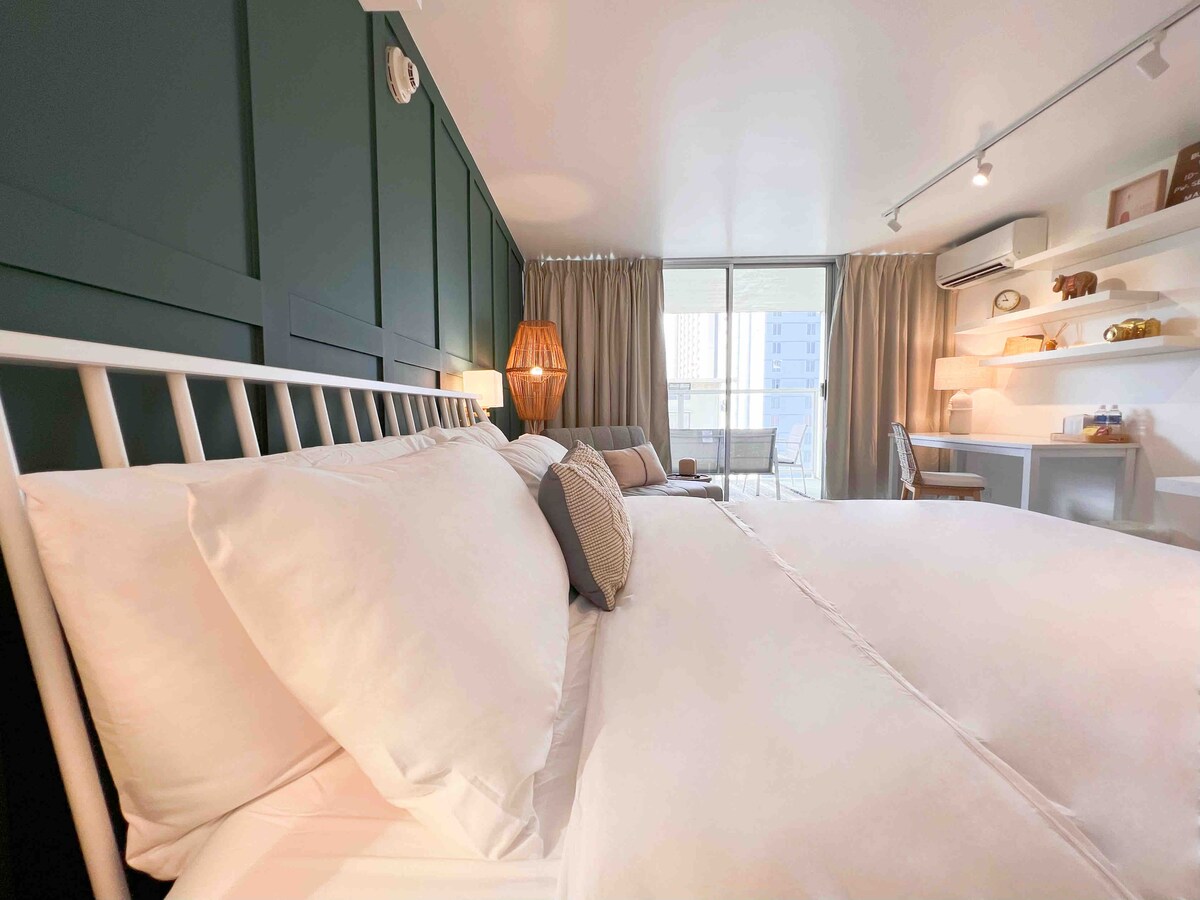 Elegant Island Gem- Newly Upgraded-Waikiki Studio.
