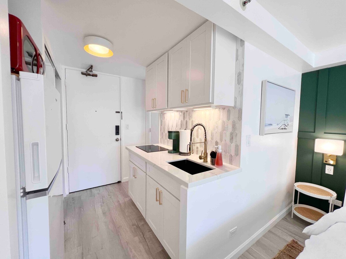 Elegant Island Gem- Newly Upgraded-Waikiki Studio.