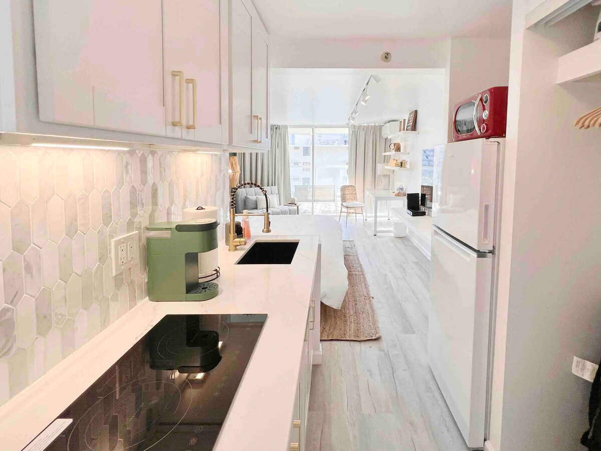 Elegant Island Gem- Newly Upgraded-Waikiki Studio.