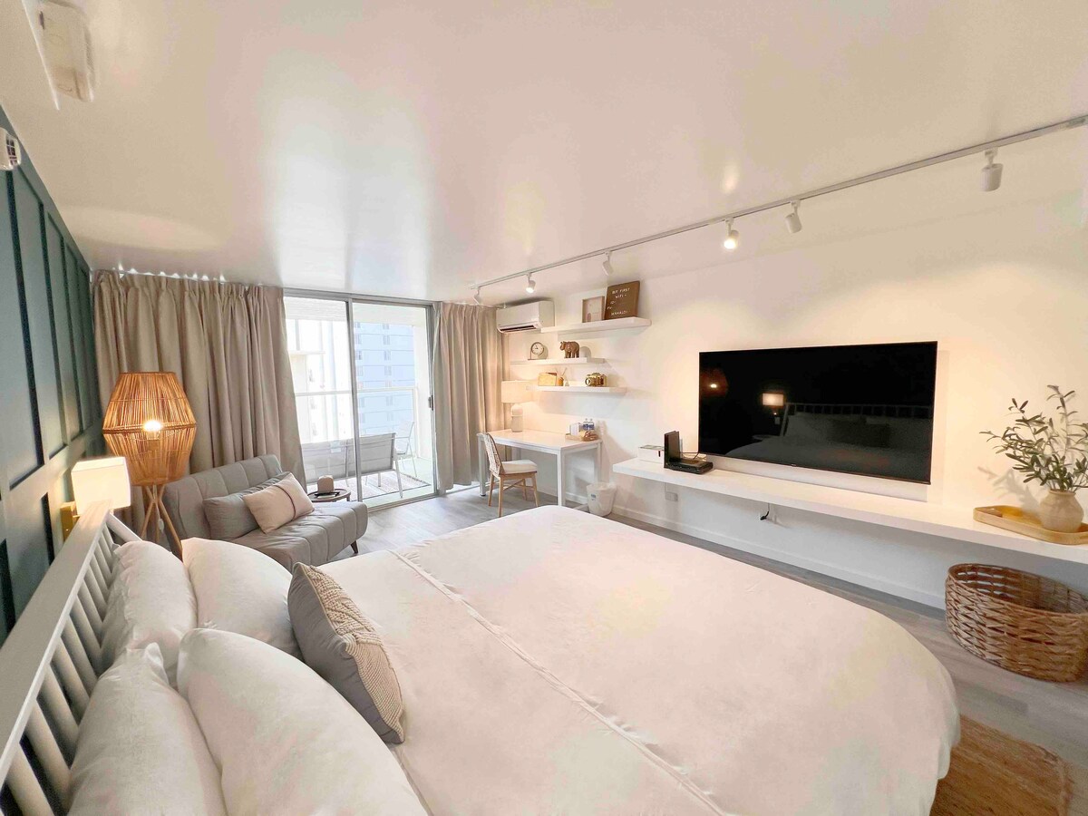 Elegant Island Gem- Newly Upgraded-Waikiki Studio.