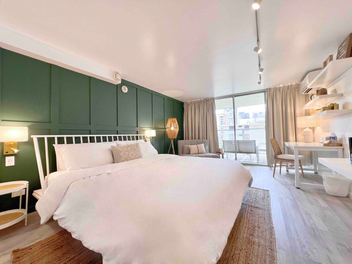 Elegant Island Gem- Newly Upgraded-Waikiki Studio.