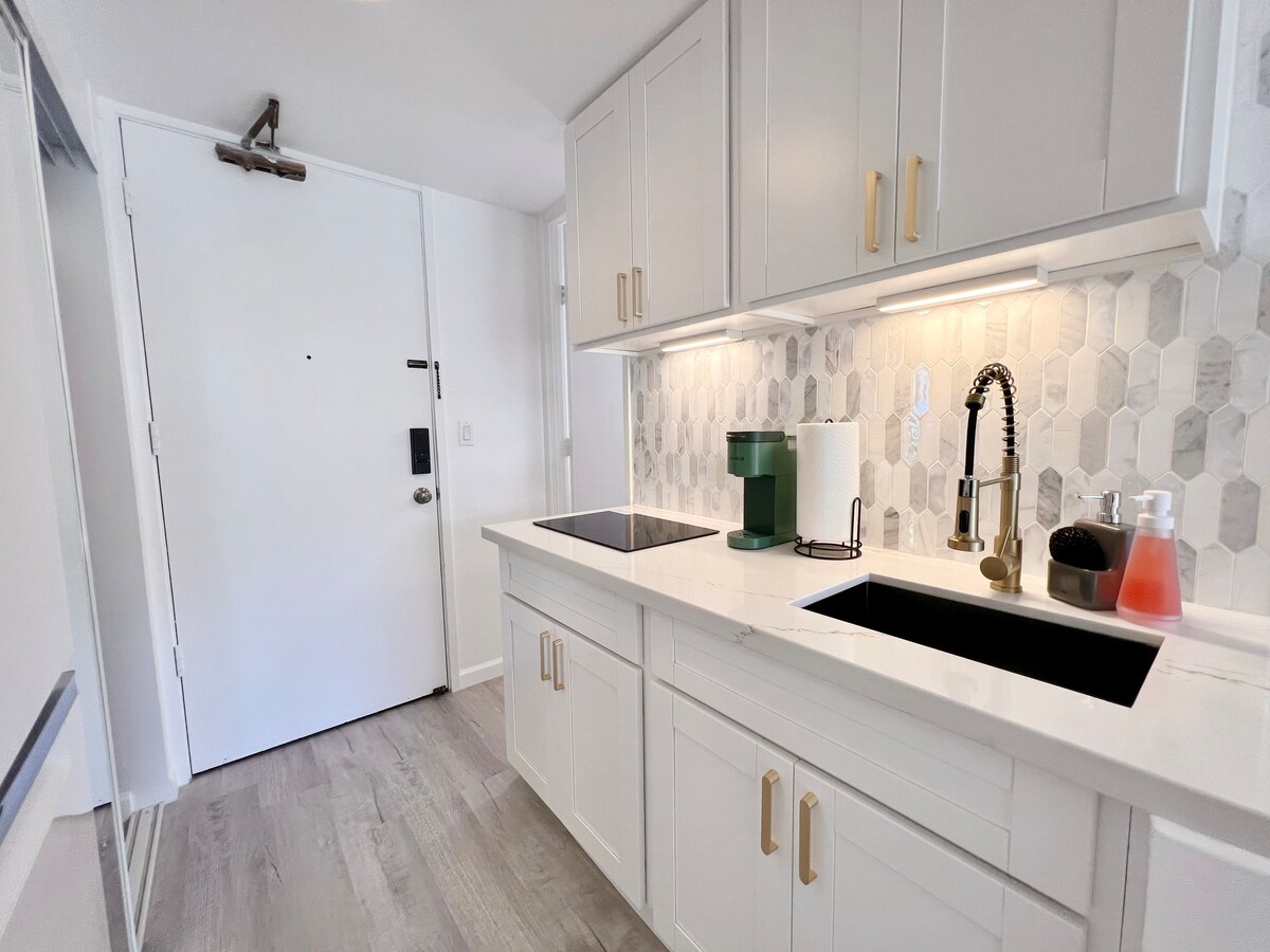 Elegant Island Gem- Newly Upgraded-Waikiki Studio.