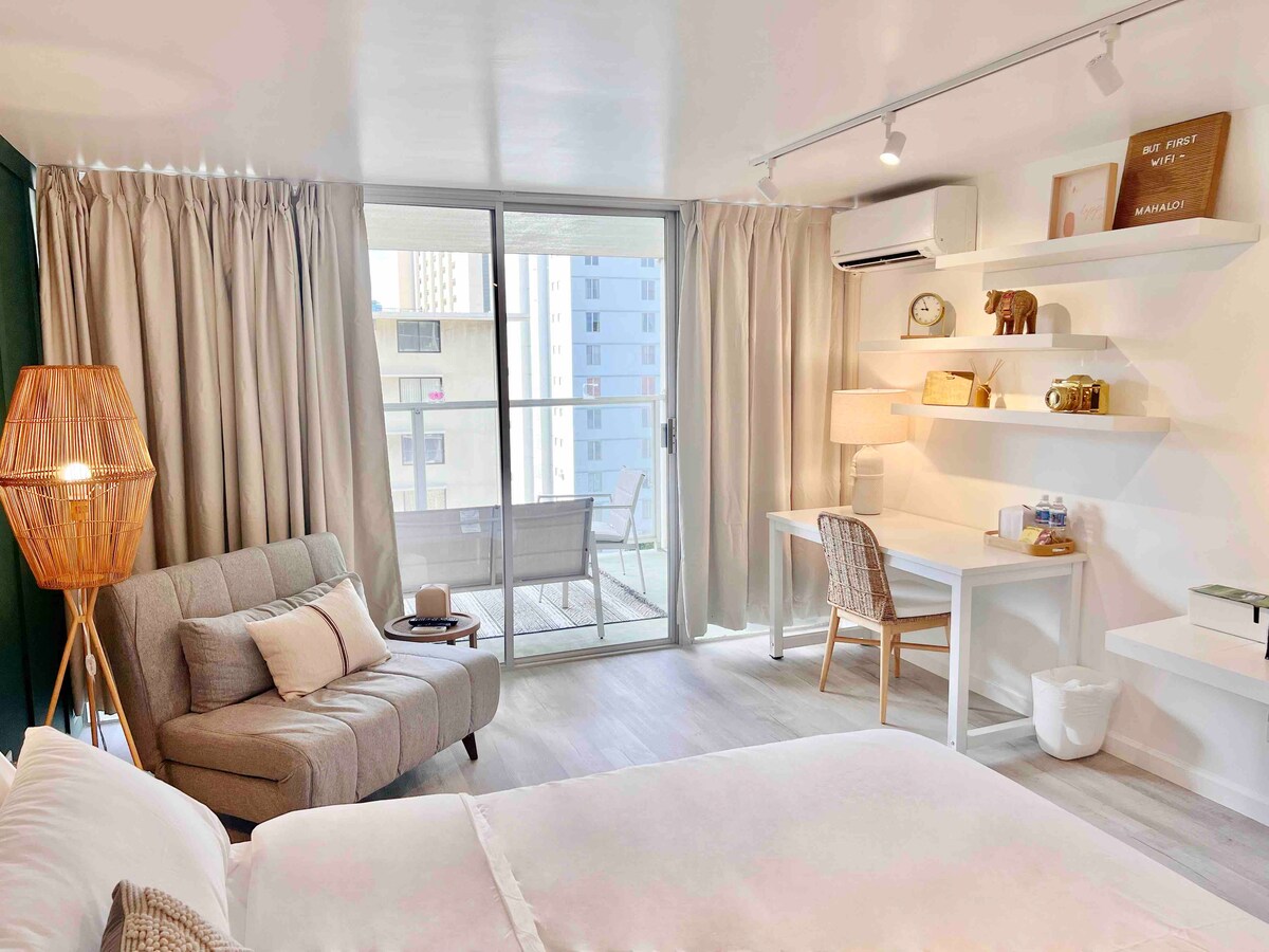 Elegant Island Gem- Newly Upgraded-Waikiki Studio.
