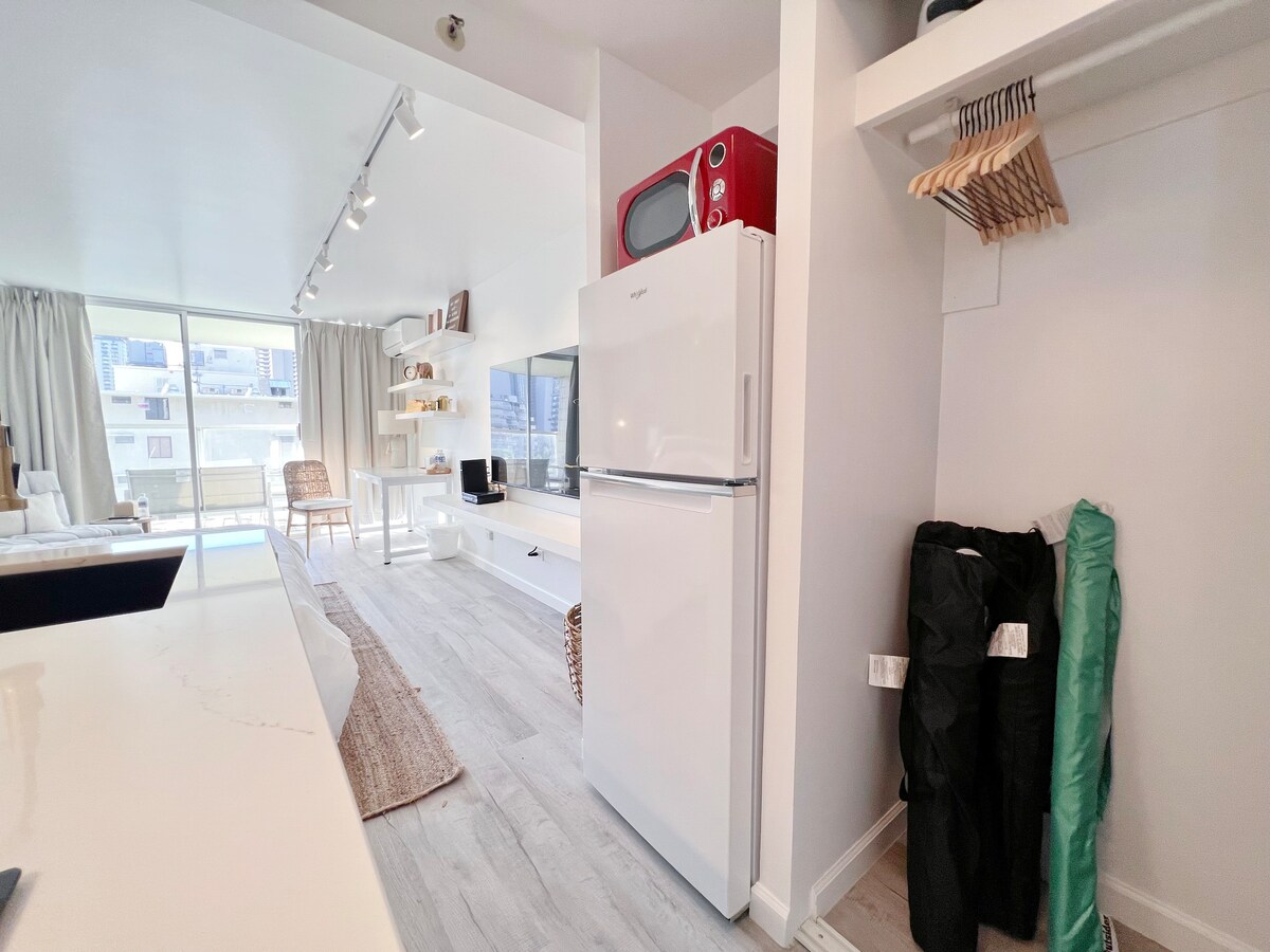 Elegant Island Gem- Newly Upgraded-Waikiki Studio.