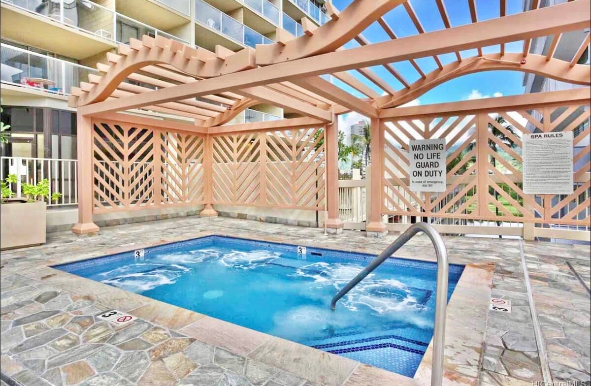 Elegant Island Gem- Newly Upgraded-Waikiki Studio.