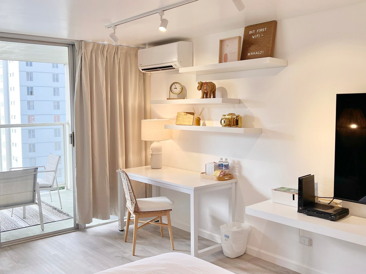 Elegant Island Gem- Newly Upgraded-Waikiki Studio.