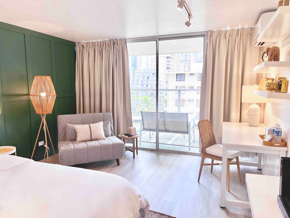 Elegant Island Gem- Newly Upgraded-Waikiki Studio.