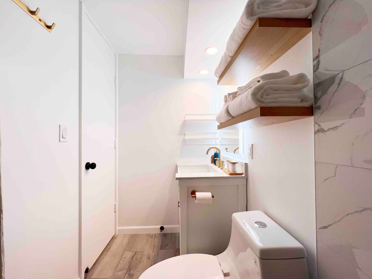 Elegant Island Gem- Newly Upgraded-Waikiki Studio.