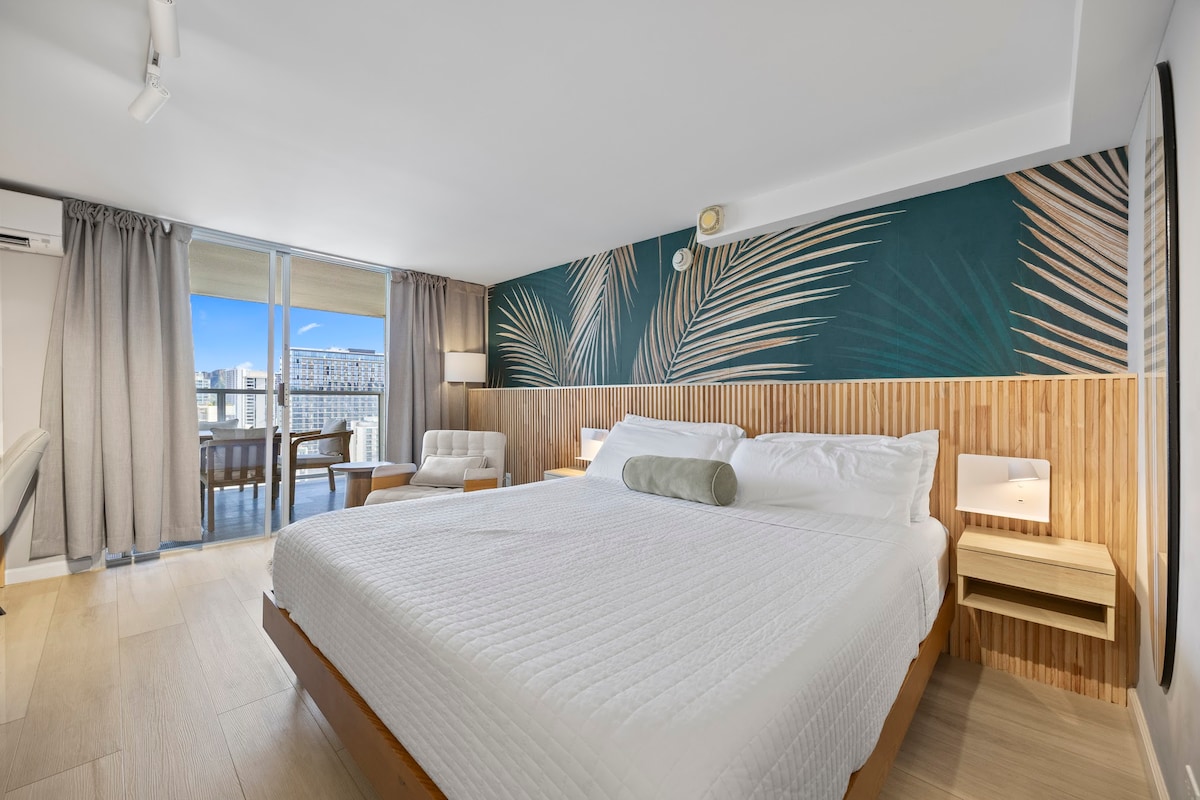 26F-Waikiki King Studio w/Partial Ocean Views