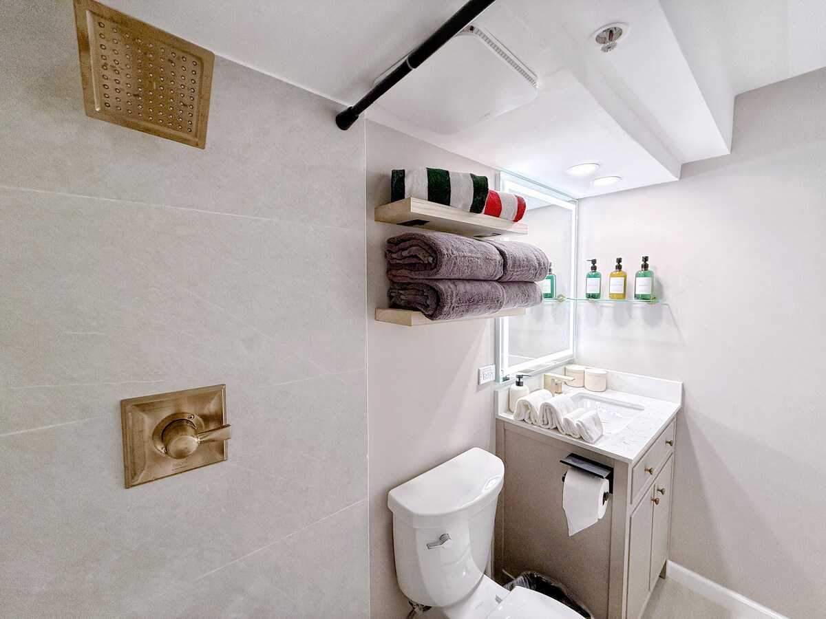 26F-Waikiki King Studio w/Partial Ocean Views