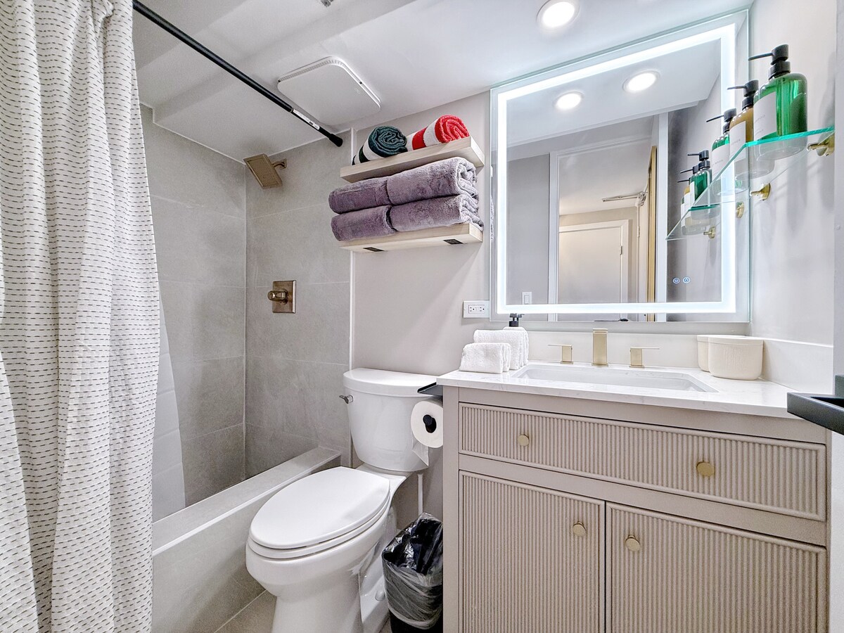 26F-Waikiki King Studio w/Partial Ocean Views