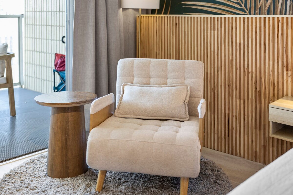 26F-Waikiki King Studio w/Partial Ocean Views