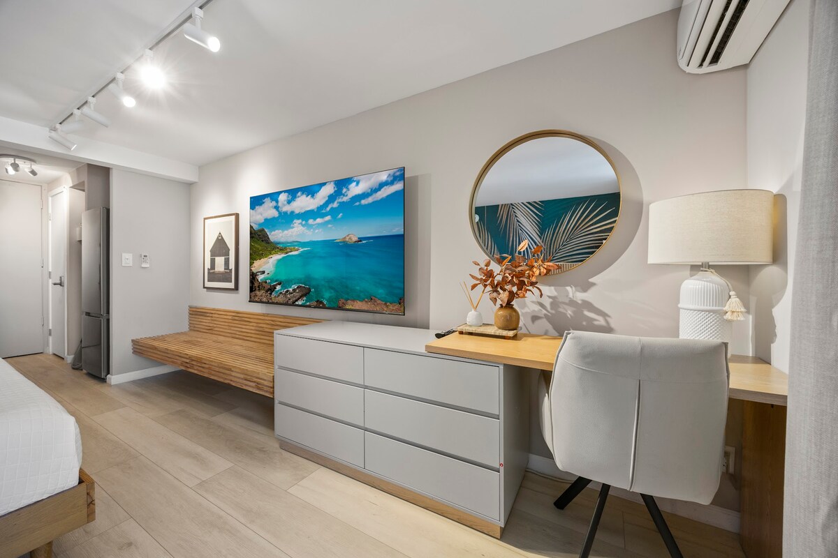 26F-Waikiki King Studio w/Partial Ocean Views