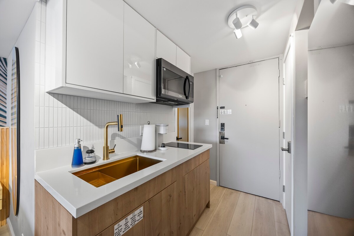 26F-Waikiki King Studio w/Partial Ocean Views
