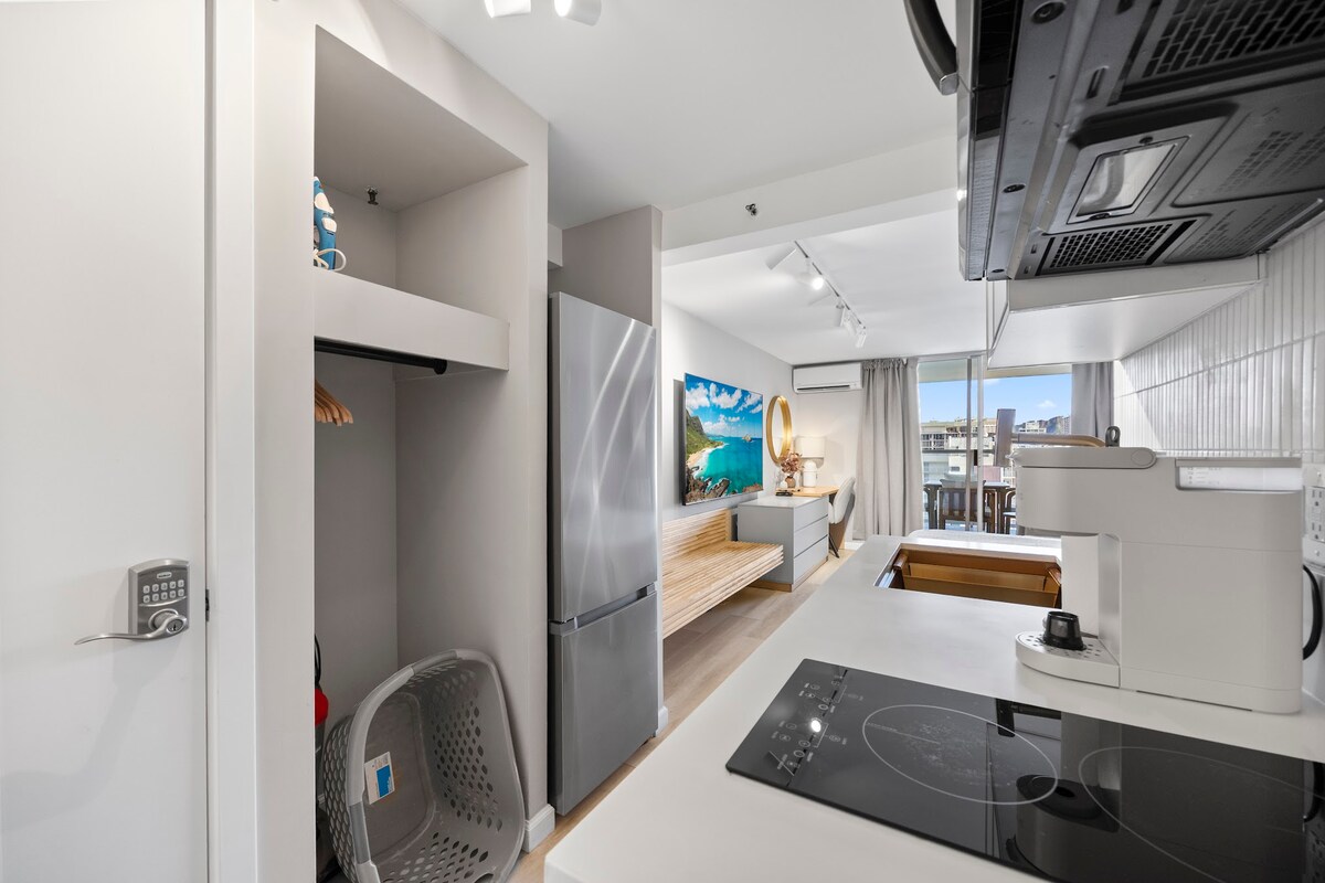 26F-Waikiki King Studio w/Partial Ocean Views