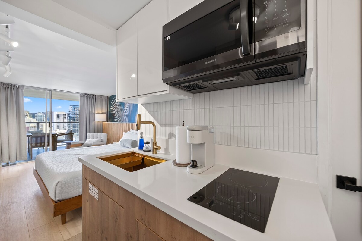26F-Waikiki King Studio w/Partial Ocean Views
