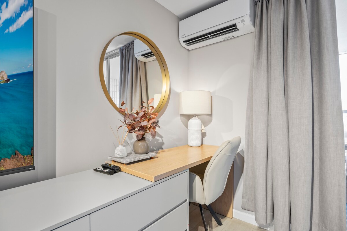 26F-Waikiki King Studio w/Partial Ocean Views