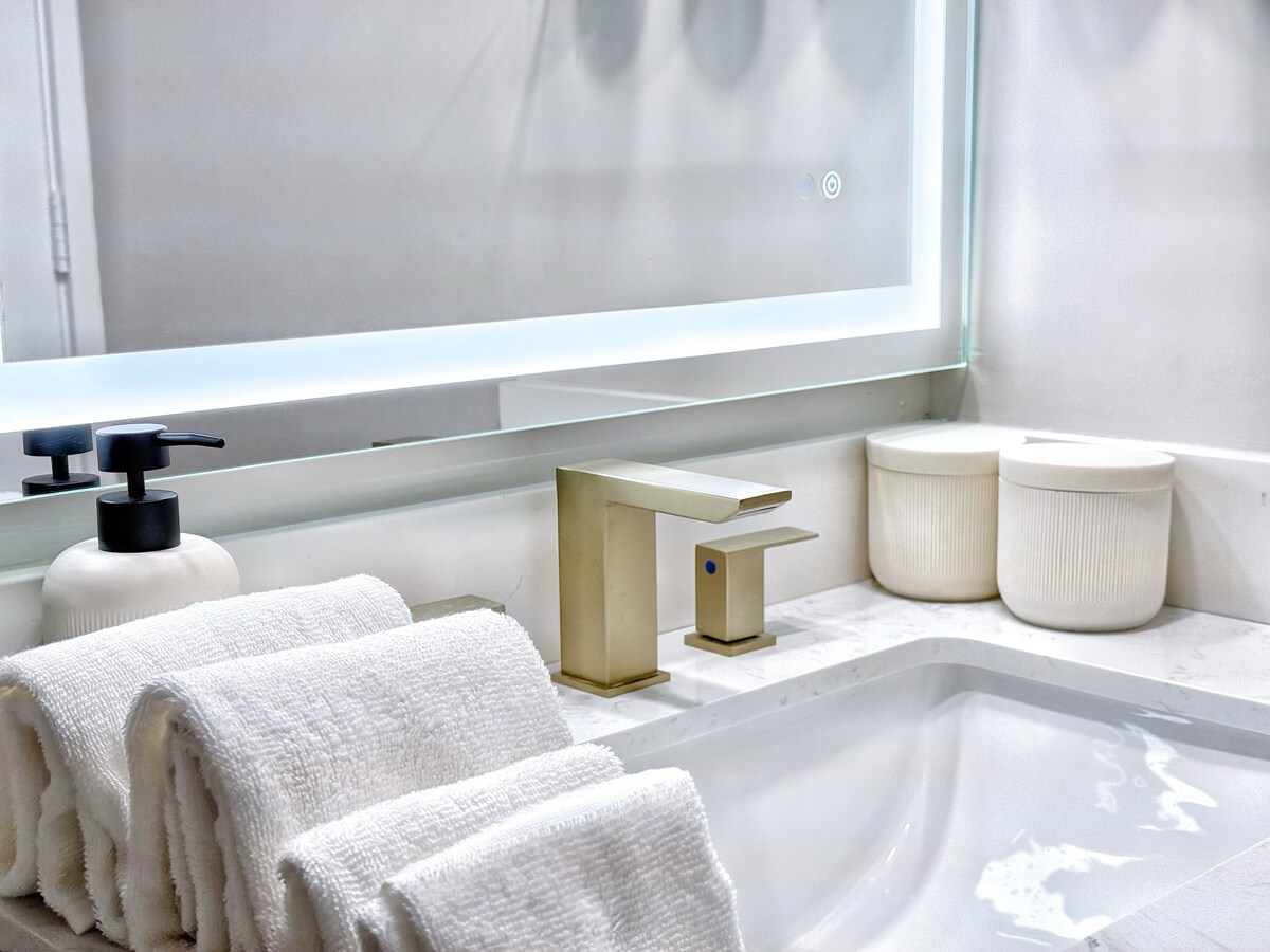 26F-Waikiki King Studio w/Partial Ocean Views