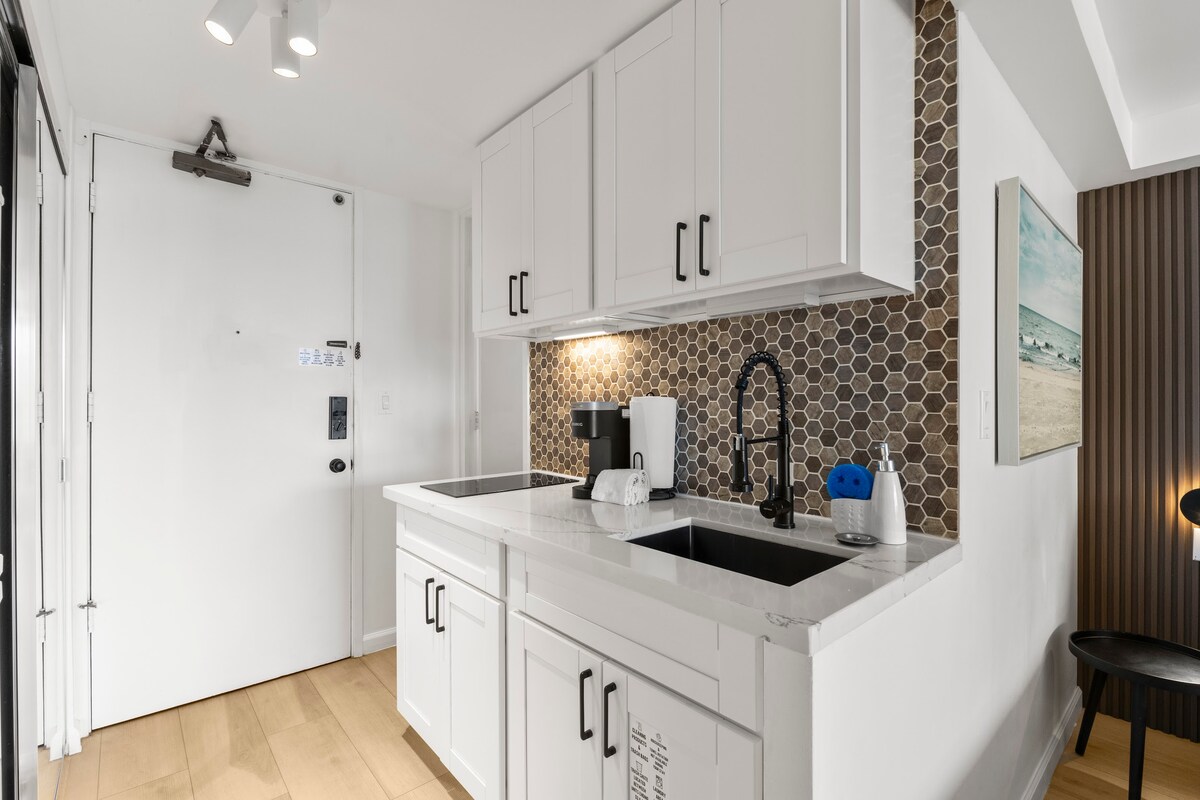 26F-Gorgeous Double Queen Studio-Waikiki Beach!