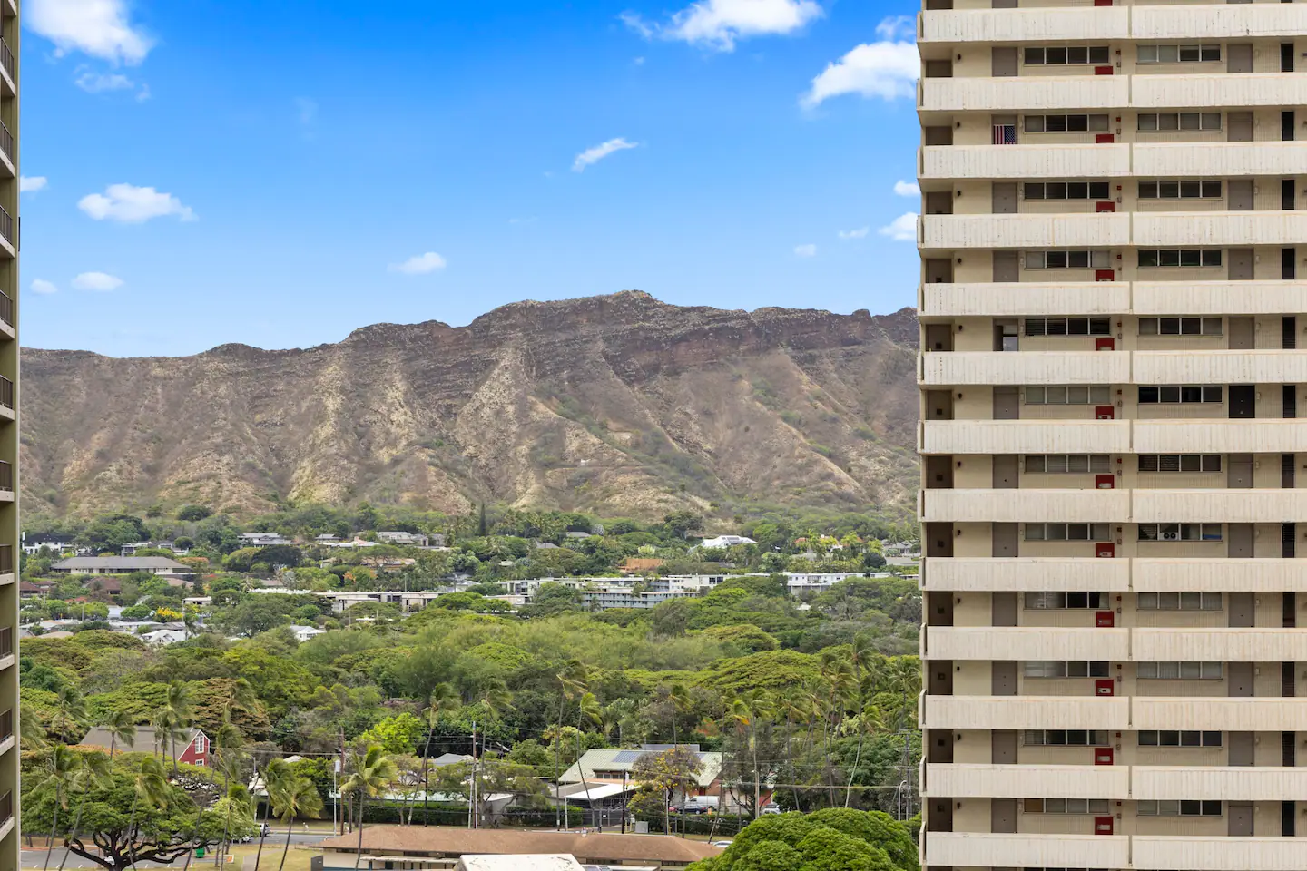 16FL-Upscale Chic Waikiki Banyan 1BR-Free Parking