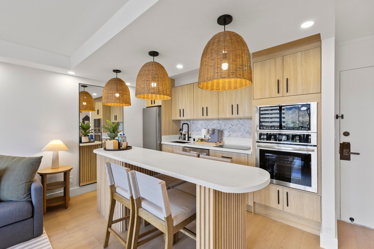 16FL-Upscale Chic Waikiki Banyan 1BR-Free Parking