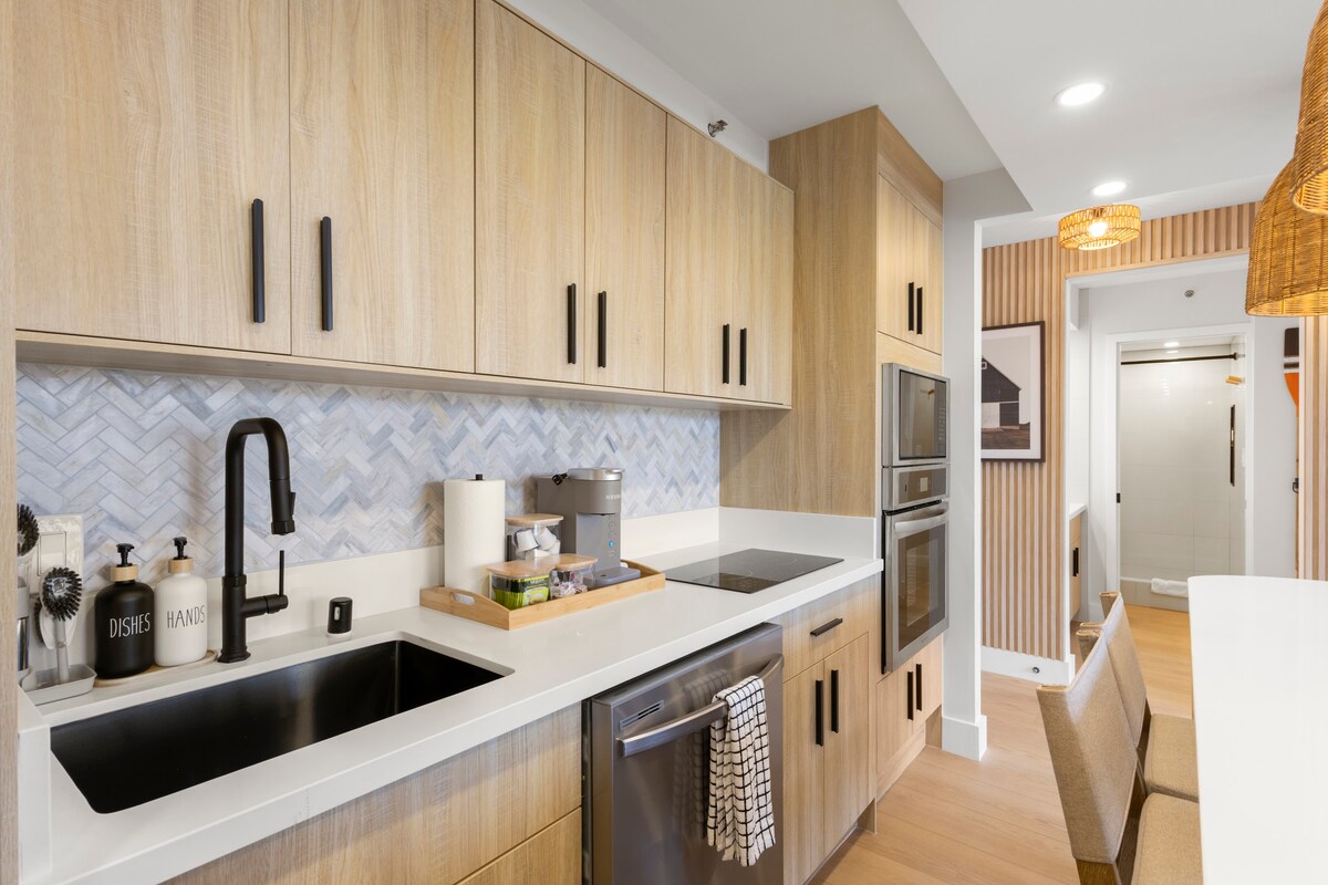 16FL-Upscale Chic Waikiki Banyan 1BR-Free Parking