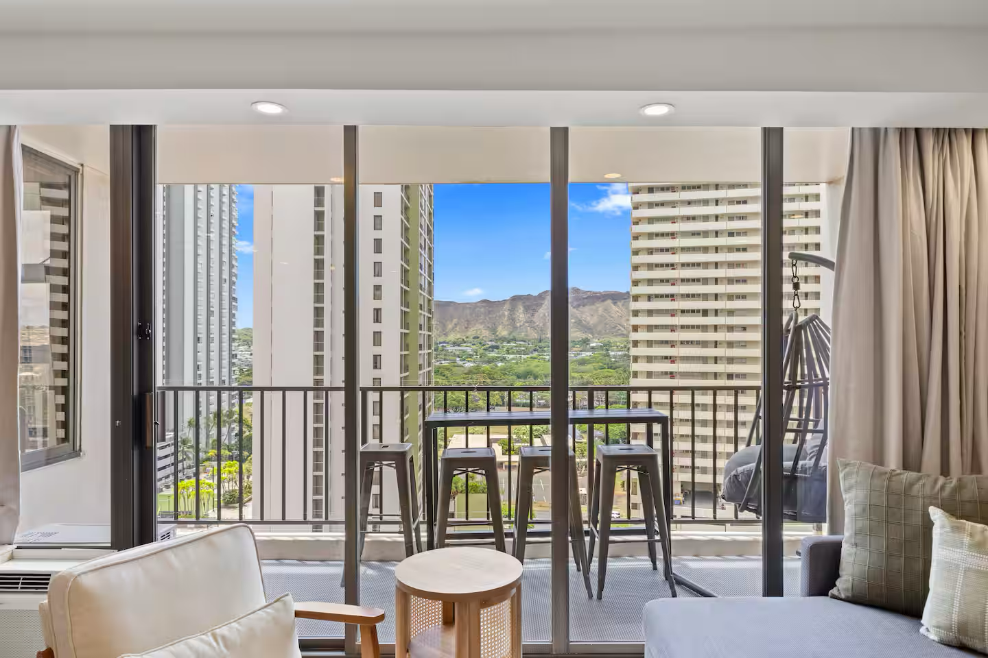 16FL-Upscale Chic Waikiki Banyan 1BR-Free Parking