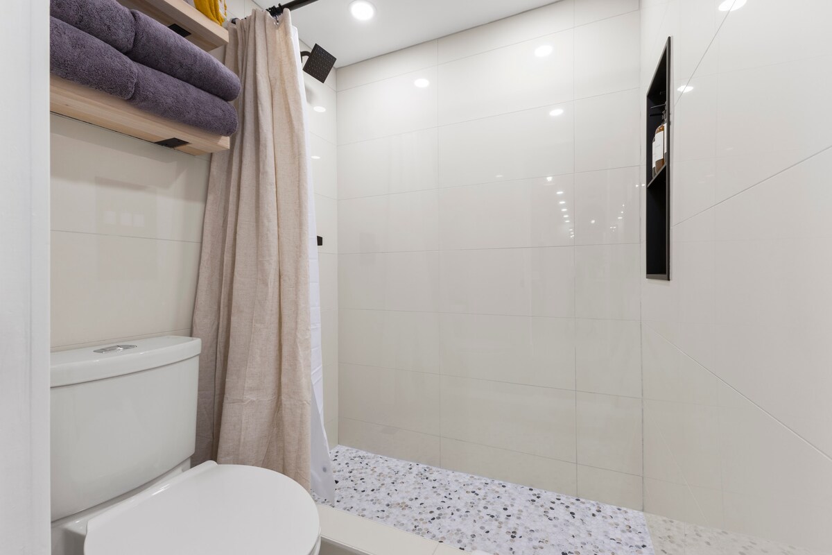 16FL-Upscale Chic Waikiki Banyan 1BR-Free Parking