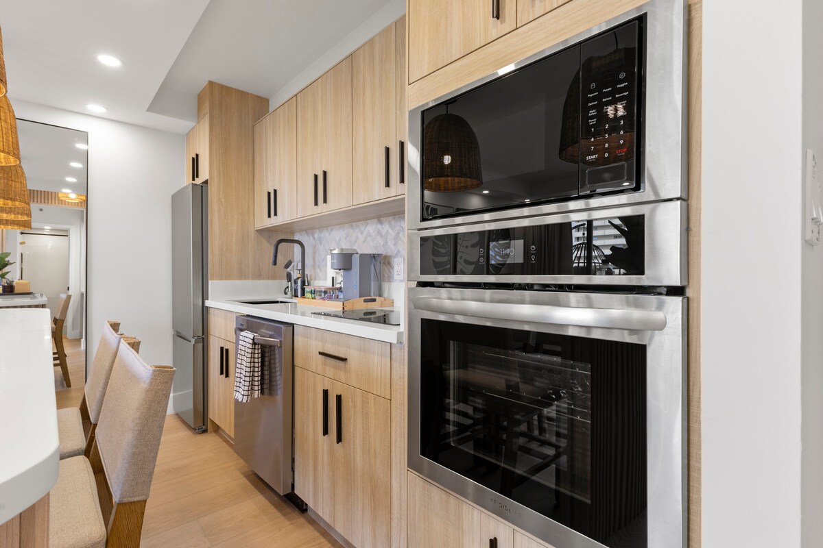 16FL-Upscale Chic Waikiki Banyan 1BR-Free Parking