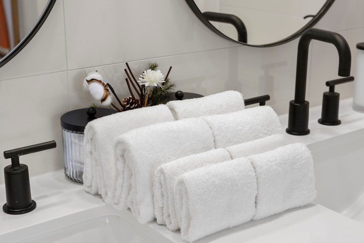 16FL-Upscale Chic Waikiki Banyan 1BR-Free Parking