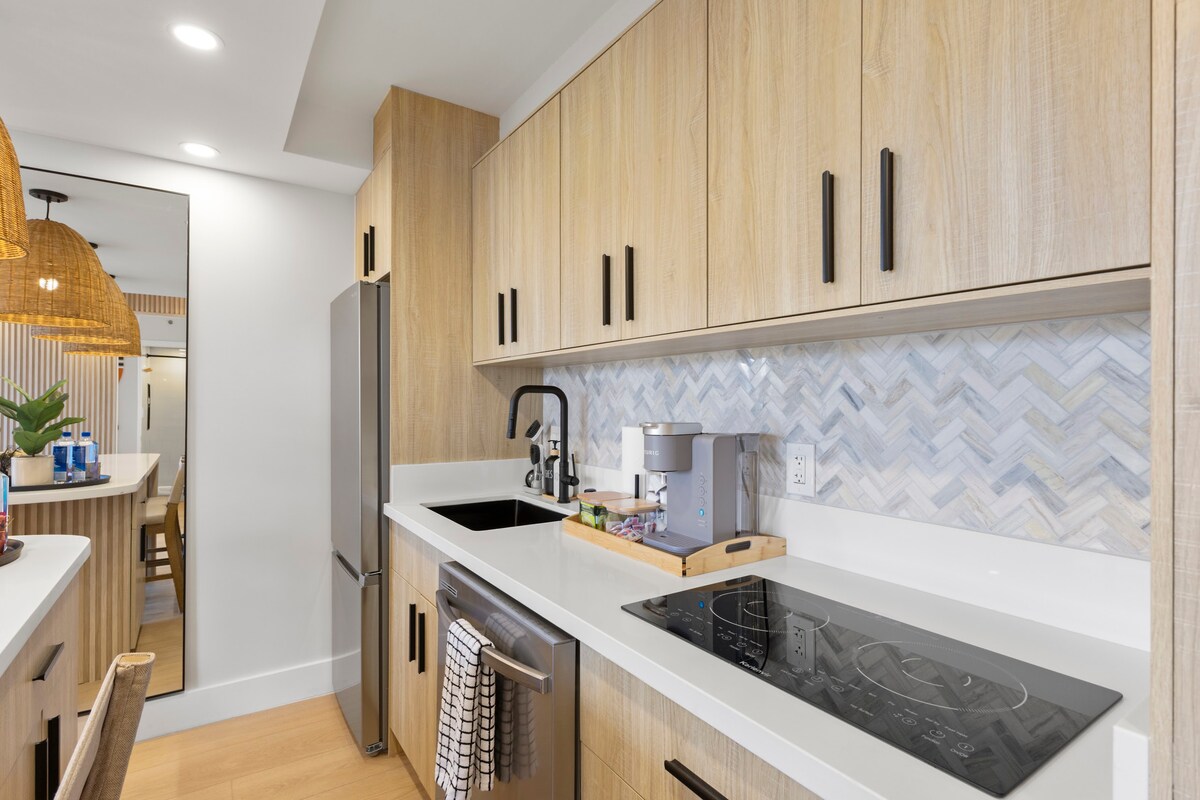 16FL-Upscale Chic Waikiki Banyan 1BR-Free Parking