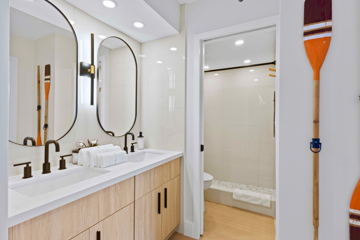 16FL-Upscale Chic Waikiki Banyan 1BR-Free Parking