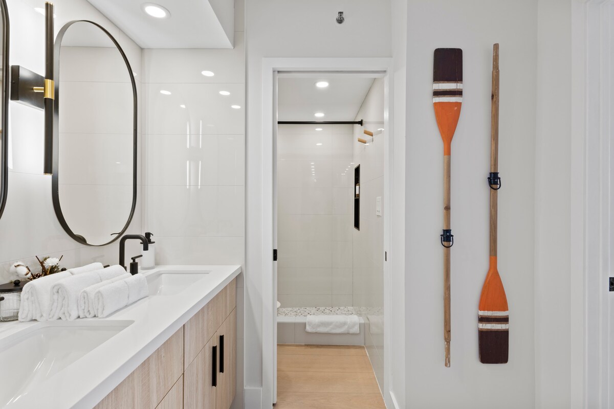 16FL-Upscale Chic Waikiki Banyan 1BR-Free Parking