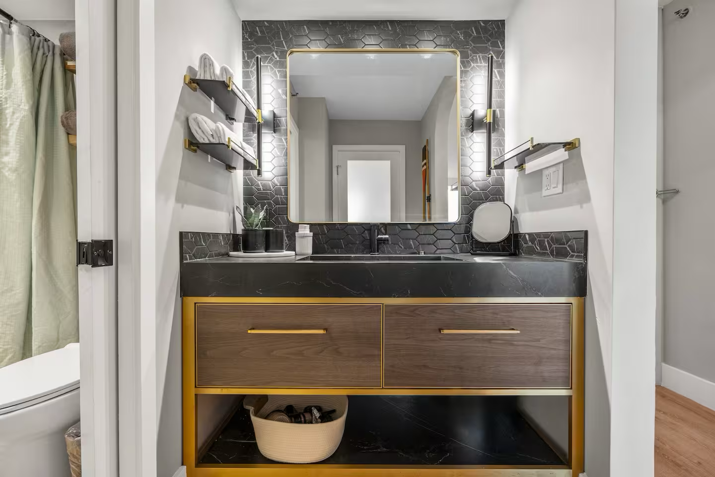 25F-Stunning & Upscale-Mountain View-1BR/Parking!