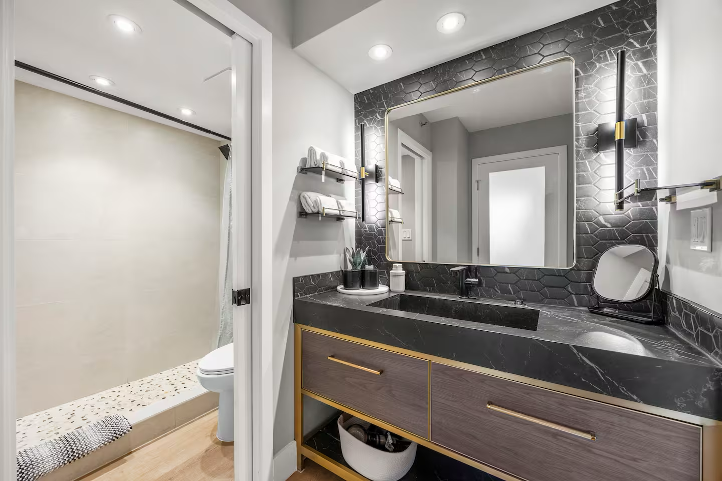 25F-Stunning & Upscale-Mountain View-1BR/Parking!