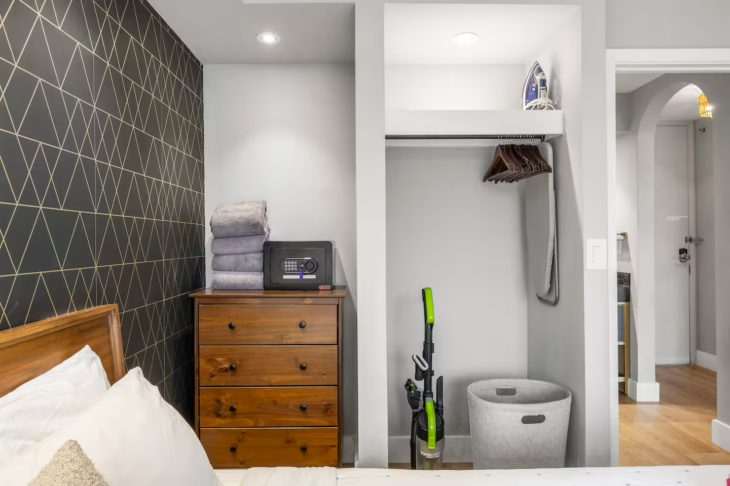 25F-Stunning & Upscale-Mountain View-1BR/Parking!