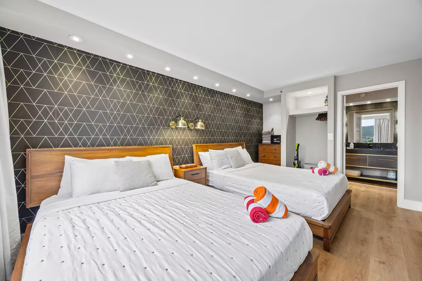 25F-Stunning & Upscale-Mountain View-1BR/Parking!